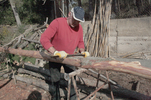 Trabajo de descortezar troncos de árbol