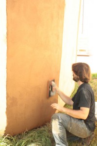 aplicación en muro exterior de mortero de tierra local, arena y "mayonesa"