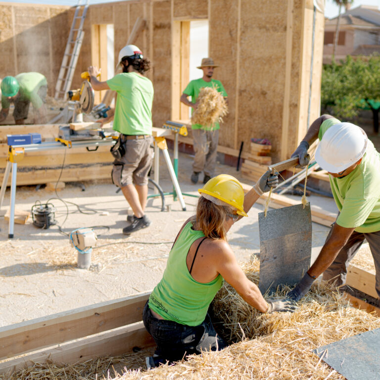 Muro de balas de paja en construcción