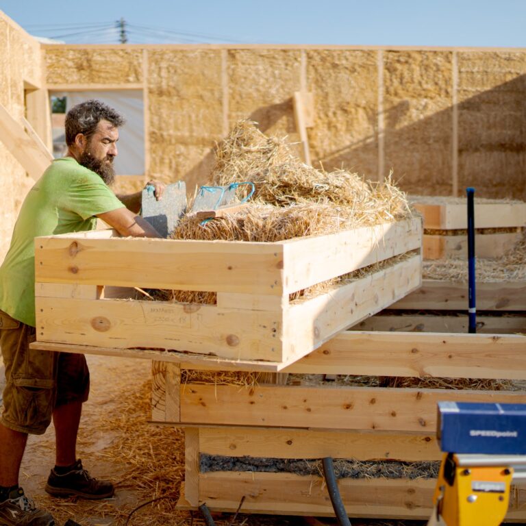 okambuva construye con paja local