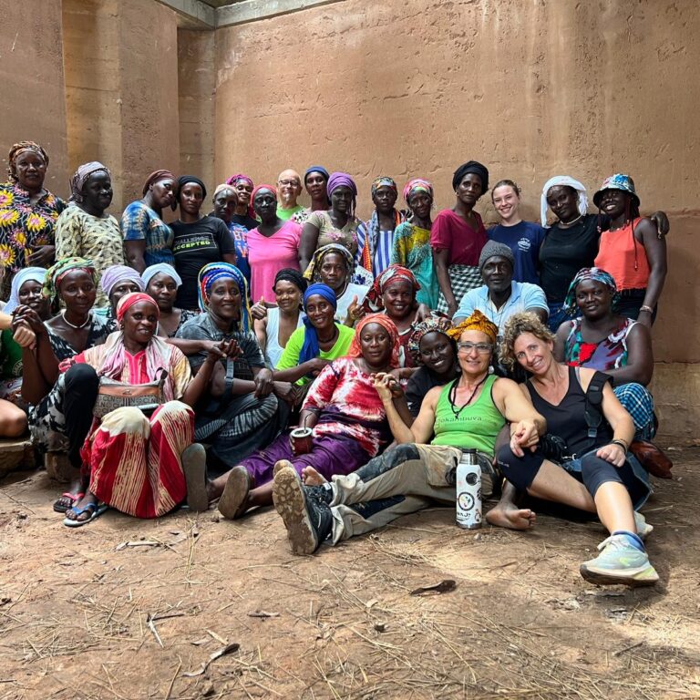 Grupo de participantes en los talleres de bioconstrucción de Bajankusoor, en Thionck Essyl, Senegal